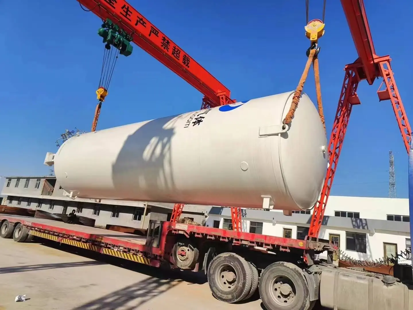 What is the structure of a cryogenic storage tank?