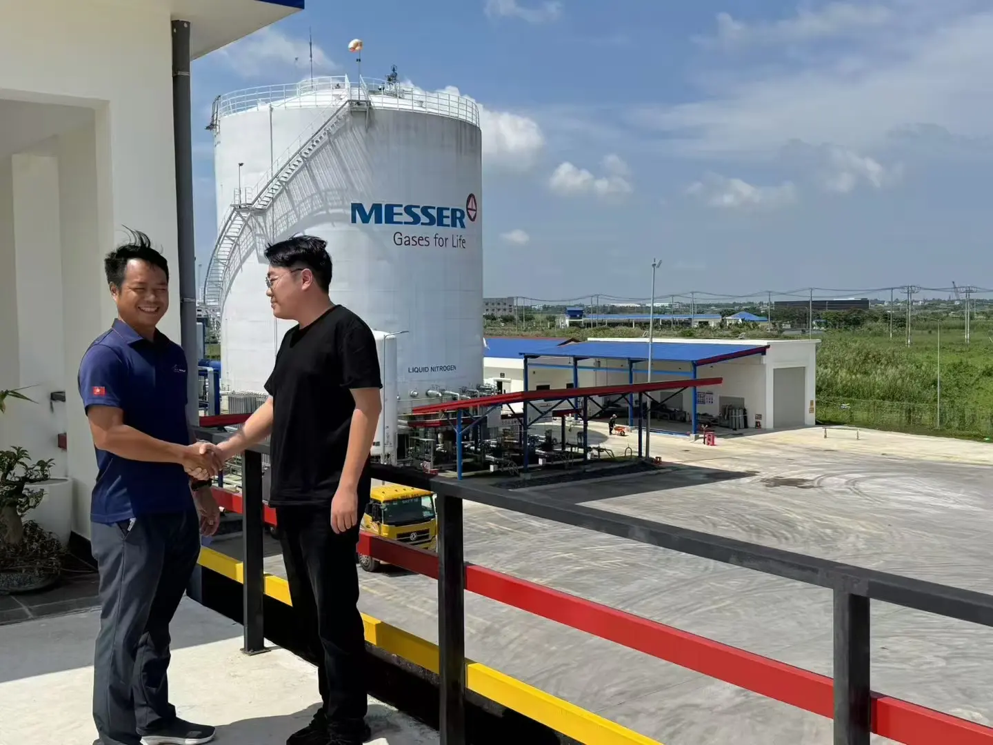 Negotiating Close Cooperation between Shennan New Energy Equipment and Vietnam Messer Company