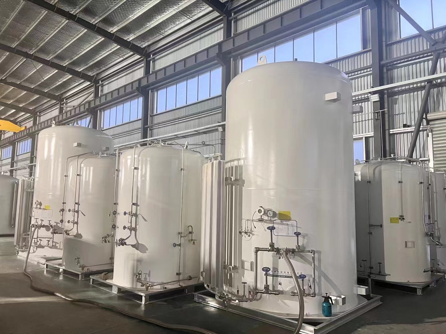 vertical cryogenic liquid storage tank