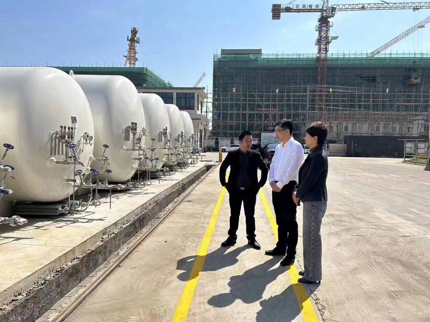 Government leaders visited Shennan cryogenic liquid storage tank production plant