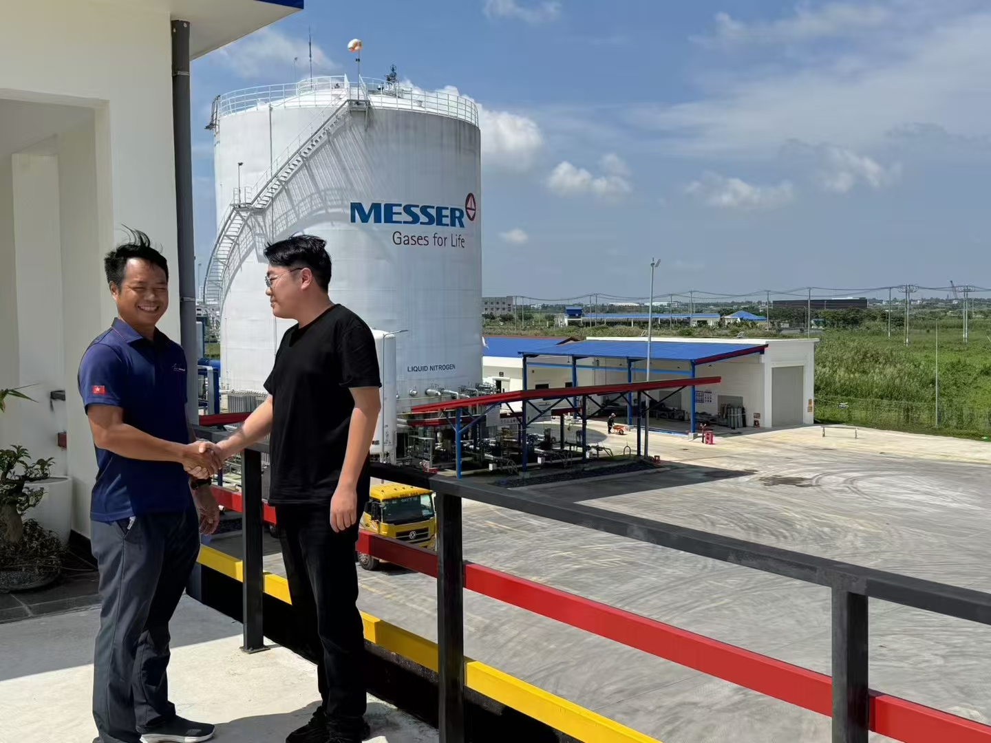 Negotiating Close Cooperation between Shennan New Energy Equipment and Vietnam Messer Company